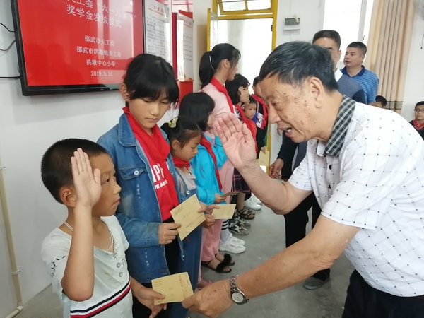 福建省邵武市365bet网上足球_365bet赌城投注_365bet在线官网领导开展“六一”走访慰问活动